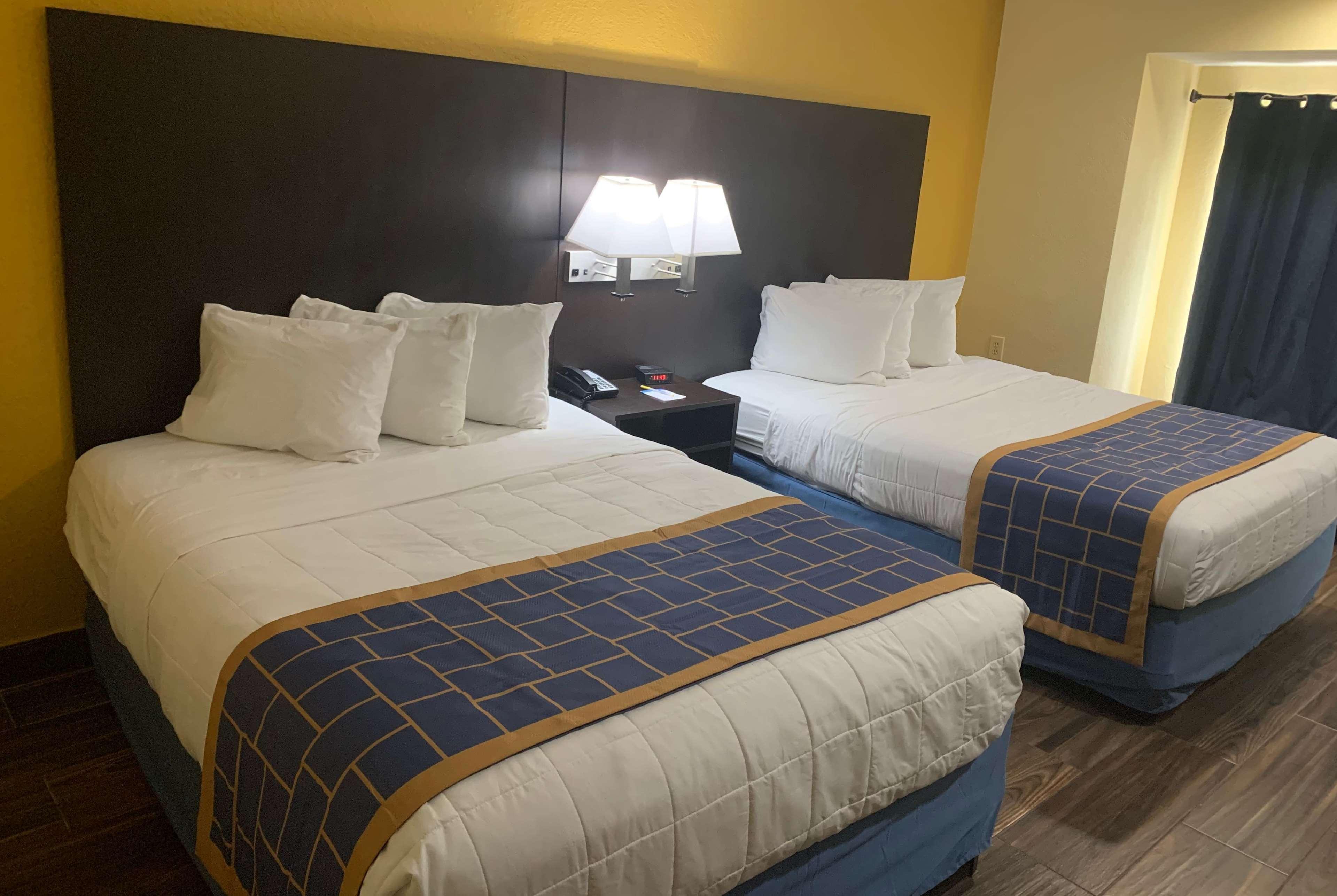 Days Inn & Suites By Wyndham Tampa/Raymond James Stadium Exterior foto