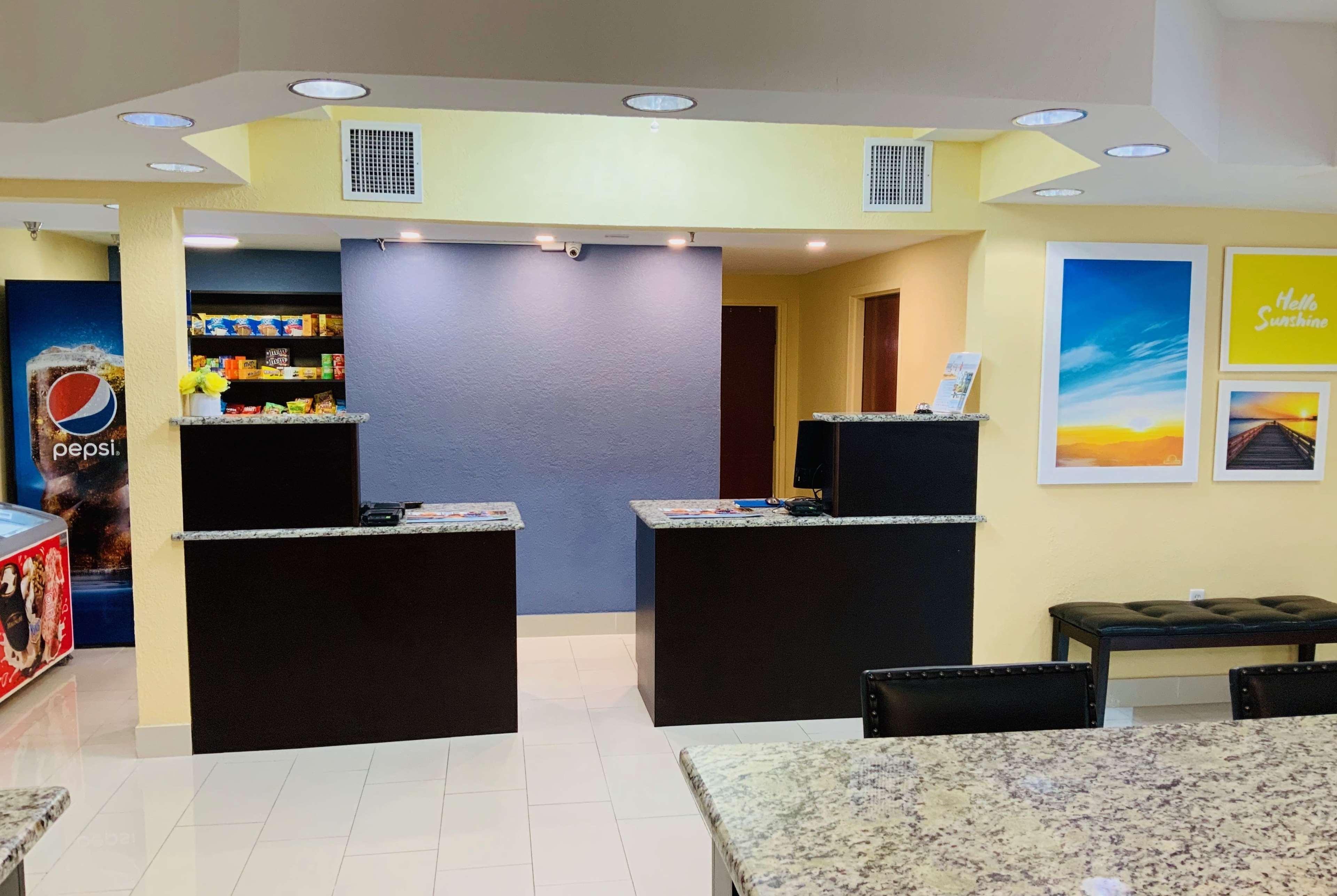 Days Inn & Suites By Wyndham Tampa/Raymond James Stadium Exterior foto