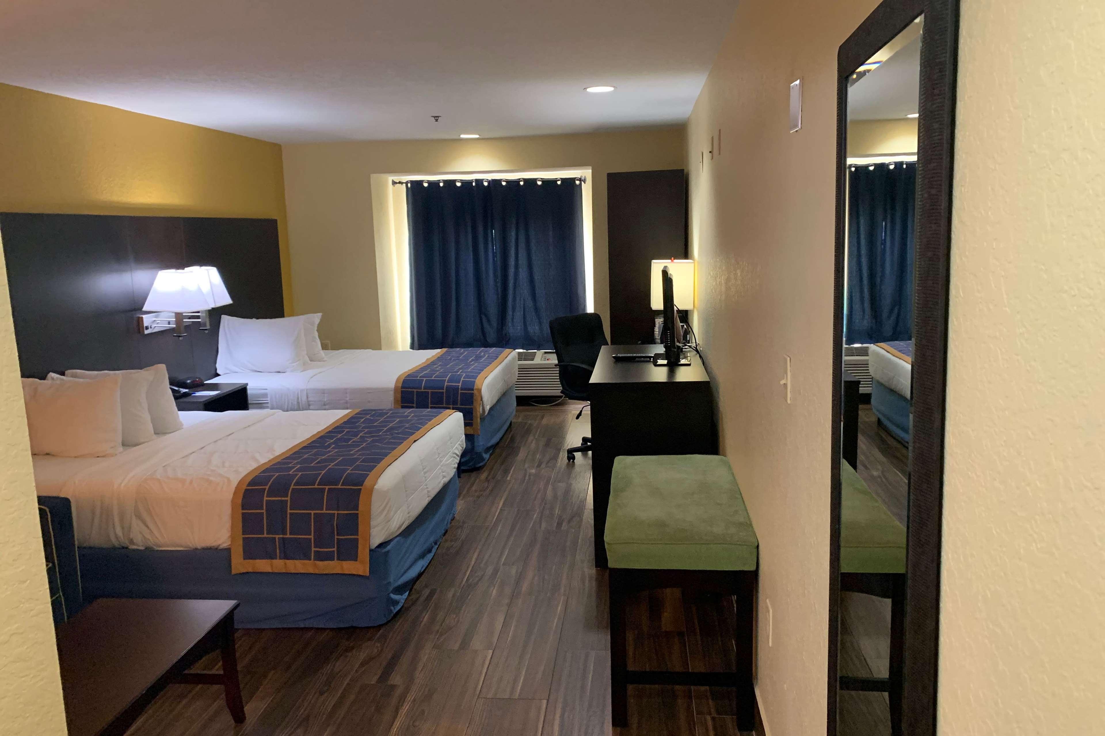 Days Inn & Suites By Wyndham Tampa/Raymond James Stadium Exterior foto