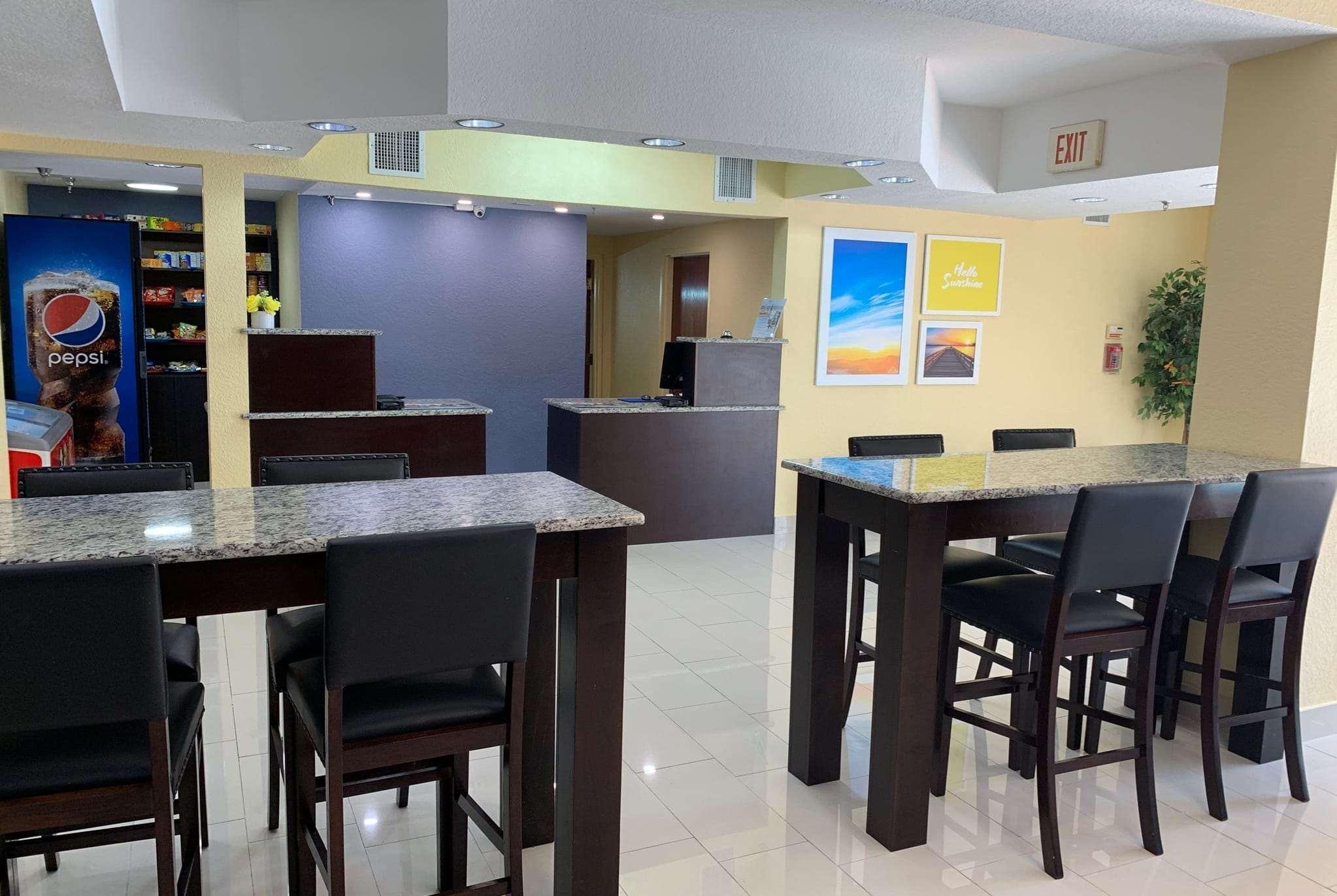 Days Inn & Suites By Wyndham Tampa/Raymond James Stadium Exterior foto