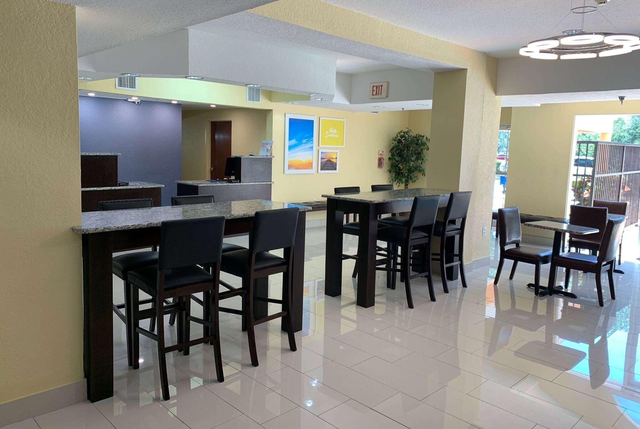 Days Inn & Suites By Wyndham Tampa/Raymond James Stadium Exterior foto
