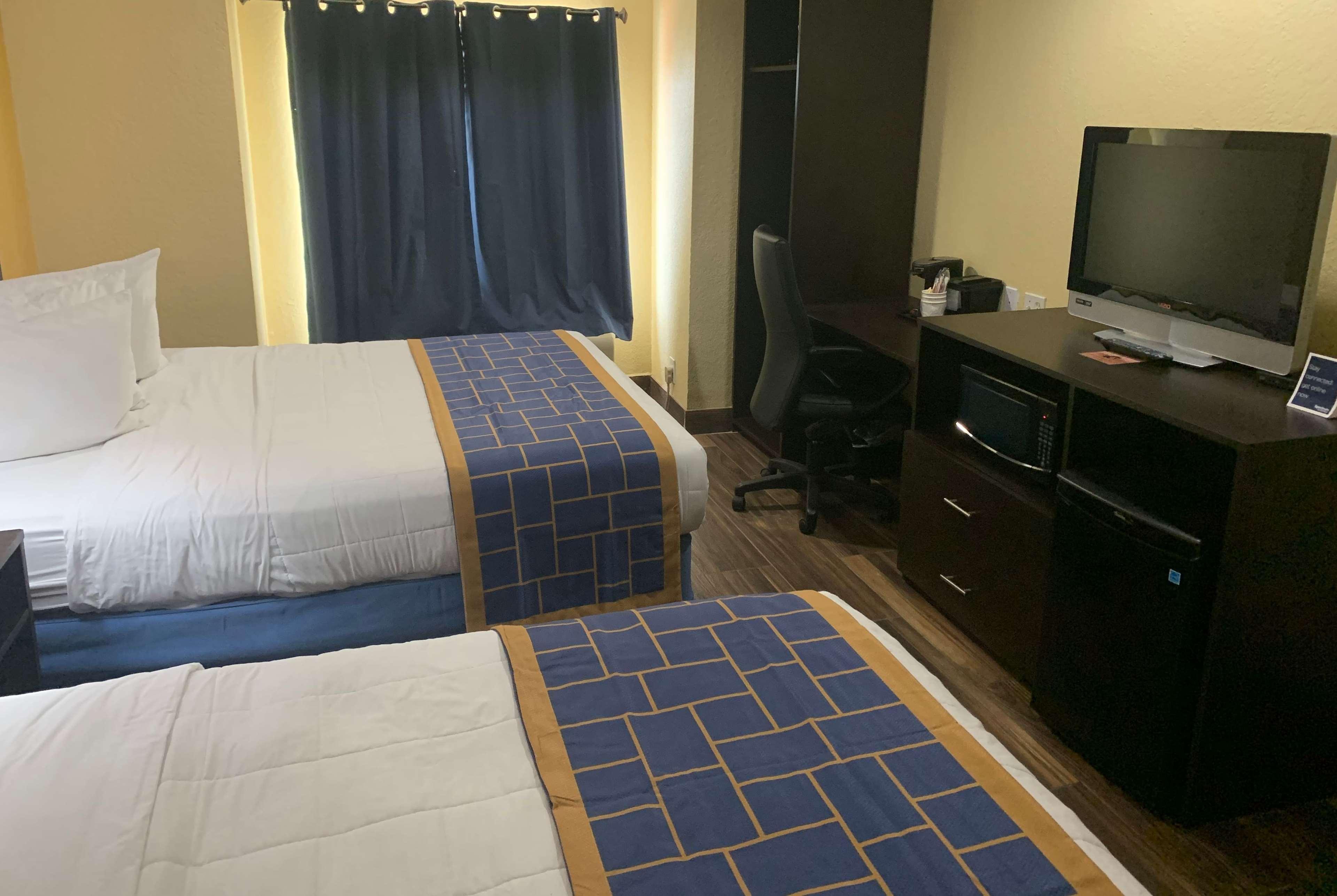 Days Inn & Suites By Wyndham Tampa/Raymond James Stadium Exterior foto