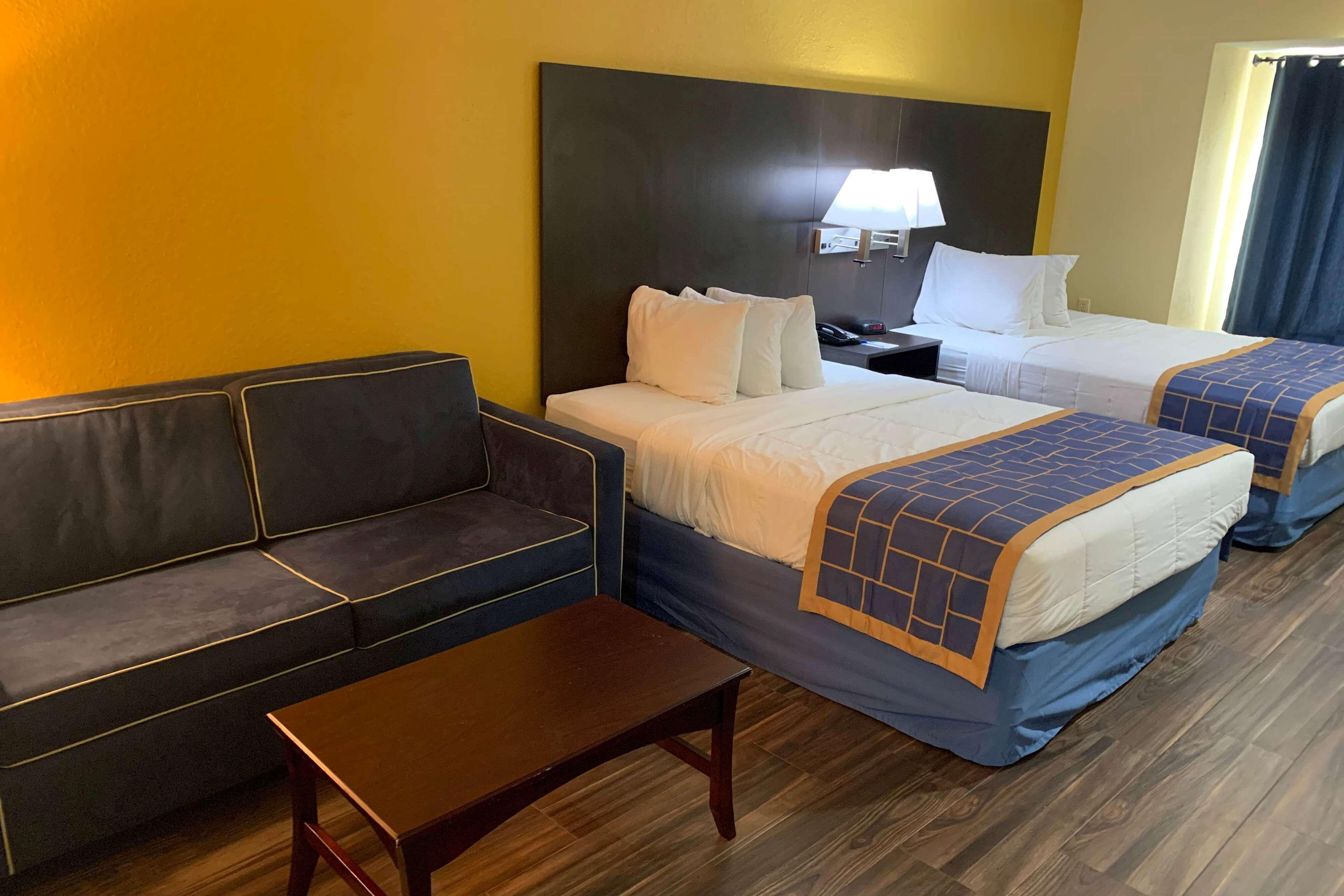 Days Inn & Suites By Wyndham Tampa/Raymond James Stadium Exterior foto