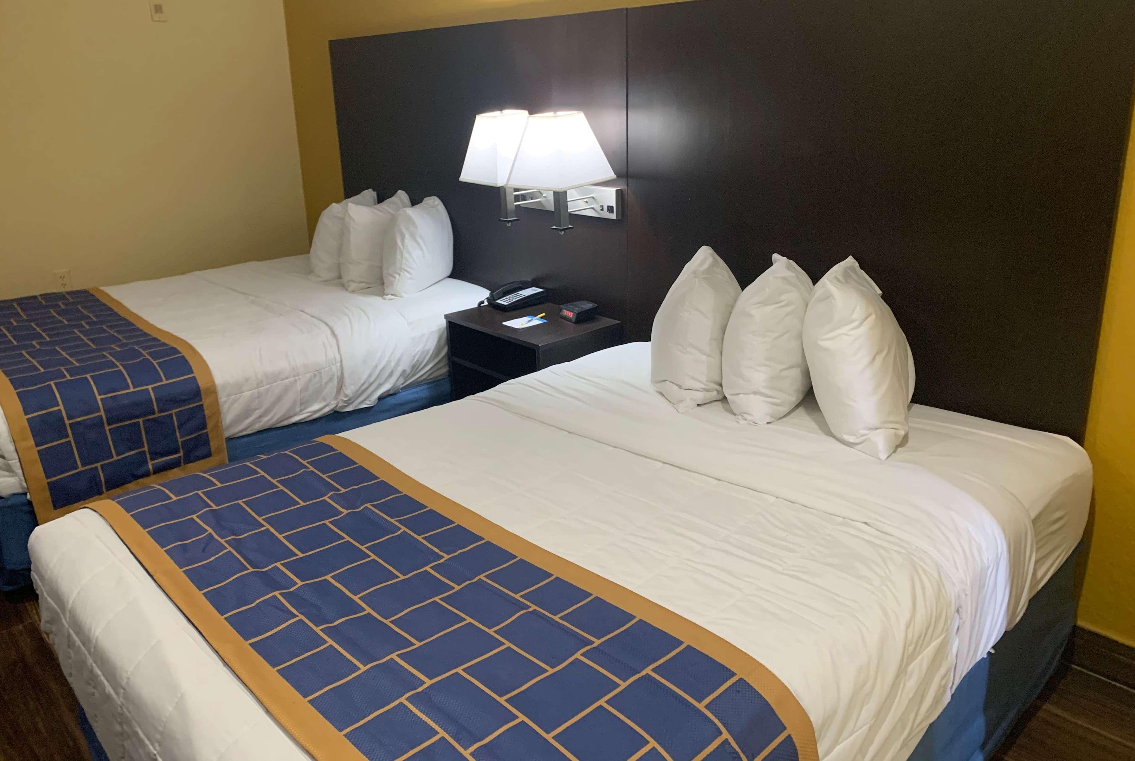 Days Inn & Suites By Wyndham Tampa/Raymond James Stadium Exterior foto