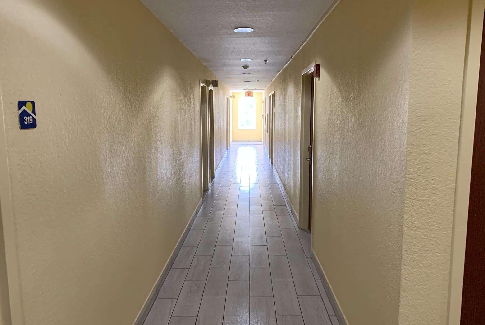 Days Inn & Suites By Wyndham Tampa/Raymond James Stadium Exterior foto