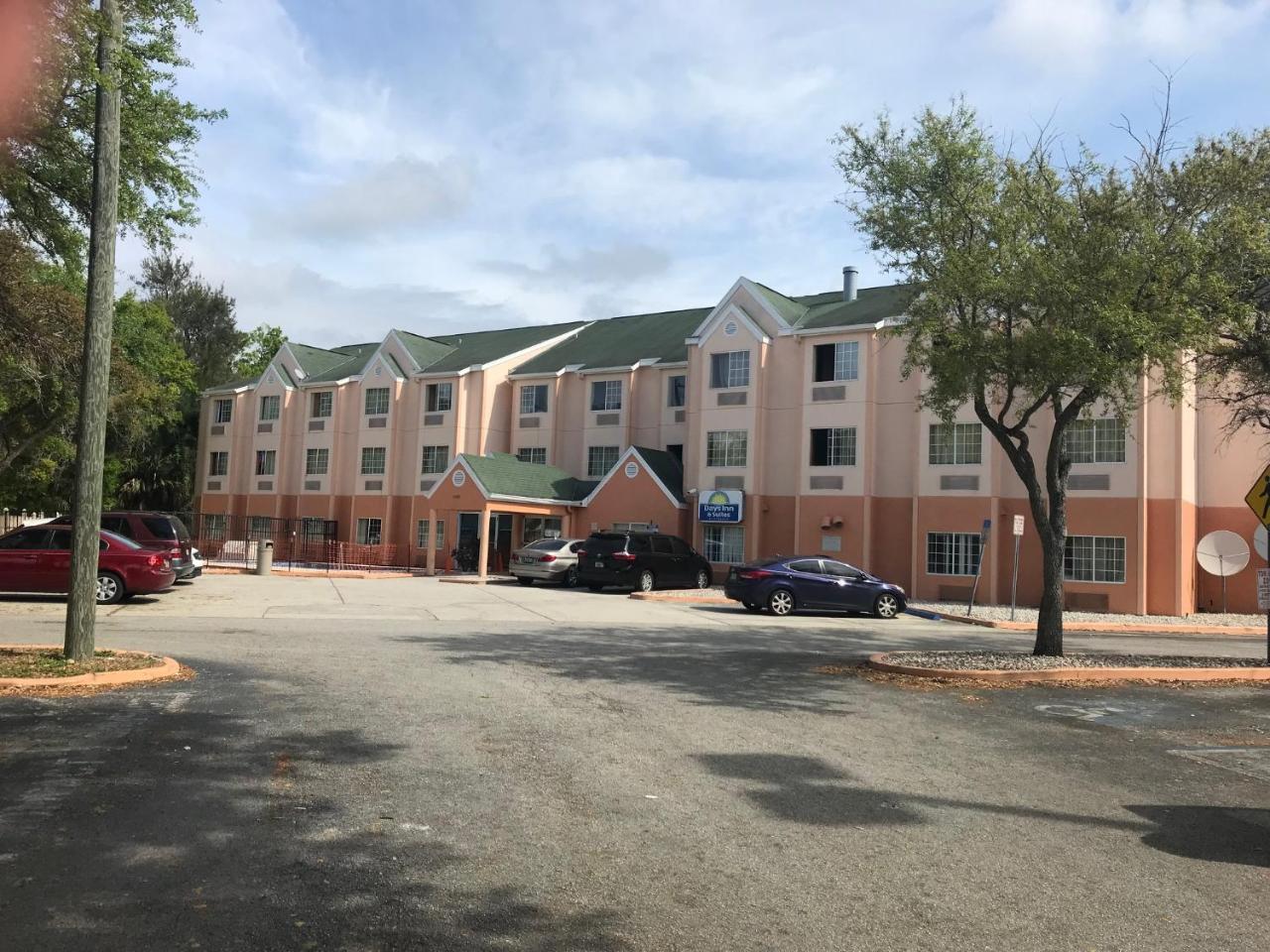 Days Inn & Suites By Wyndham Tampa/Raymond James Stadium Exterior foto