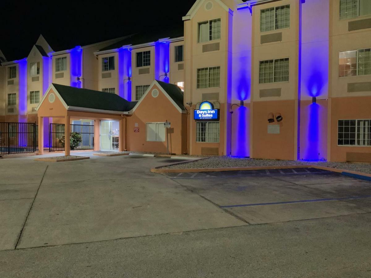 Days Inn & Suites By Wyndham Tampa/Raymond James Stadium Exterior foto