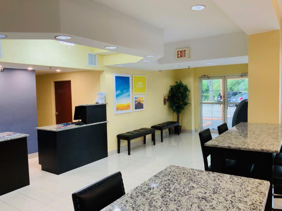 Days Inn & Suites By Wyndham Tampa/Raymond James Stadium Exterior foto