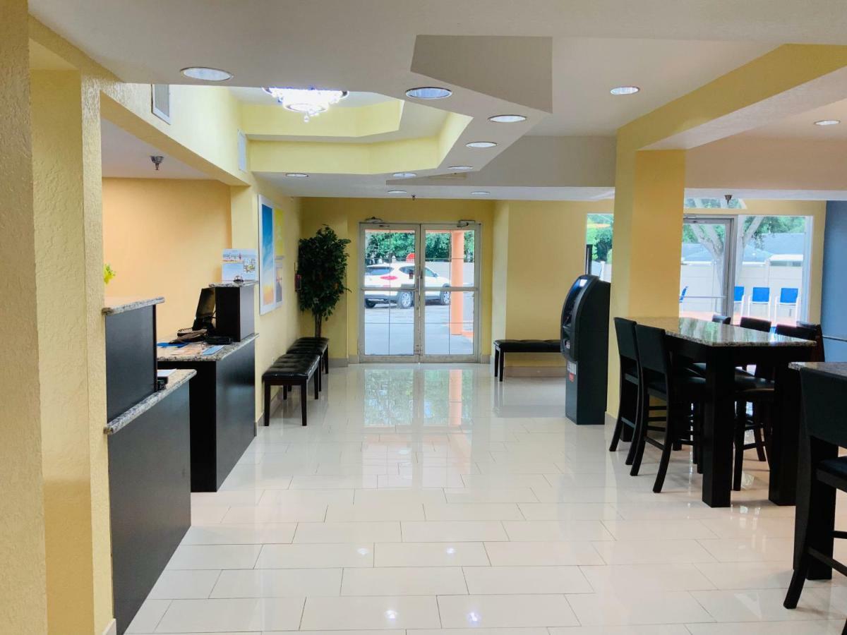 Days Inn & Suites By Wyndham Tampa/Raymond James Stadium Exterior foto