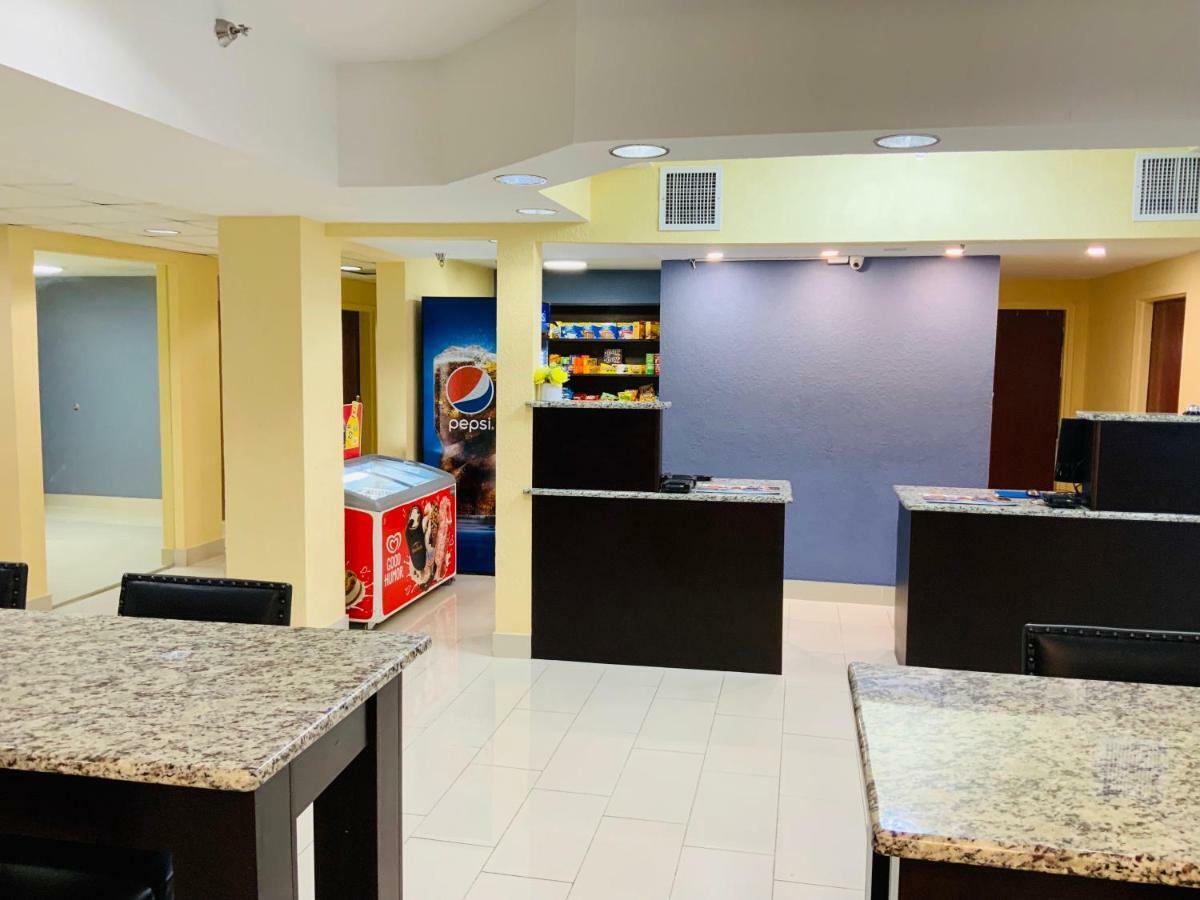Days Inn & Suites By Wyndham Tampa/Raymond James Stadium Exterior foto