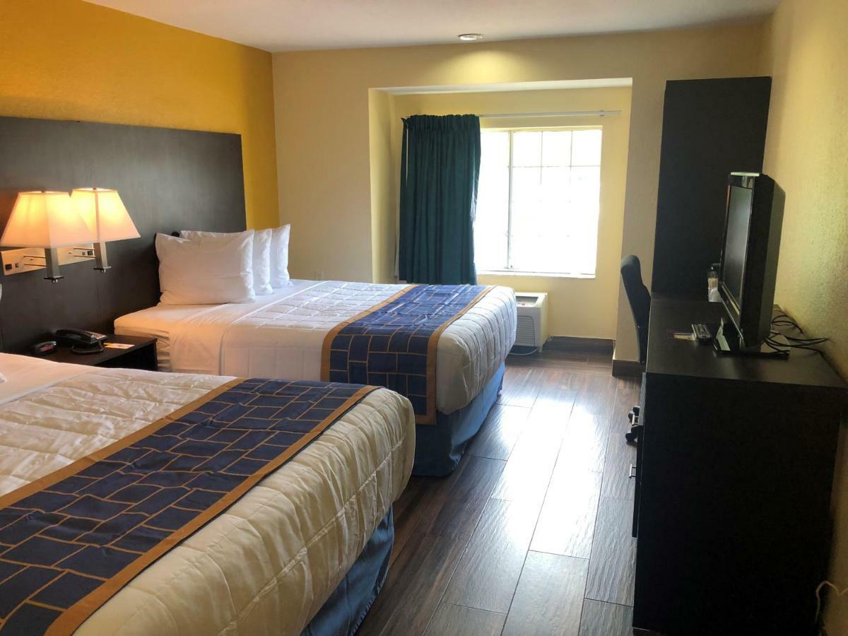 Days Inn & Suites By Wyndham Tampa/Raymond James Stadium Exterior foto